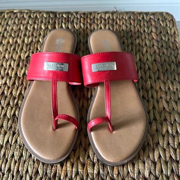 #Like New Kenneth Cole Reaction Red Toe Ring 7.5 Flat Sandals - Picture 1 of 7